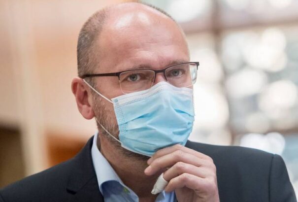 Sulík keddtől megnyitná az üzleteket. „Nincs értelme a lehető legkevesebb fertőzést célul kitűzni” – mondja