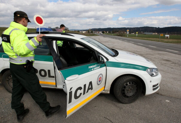 Életbe lépett a kijárási tilalom – a rendőrök a járáshatárokon és a városokban is járőrözni fognak