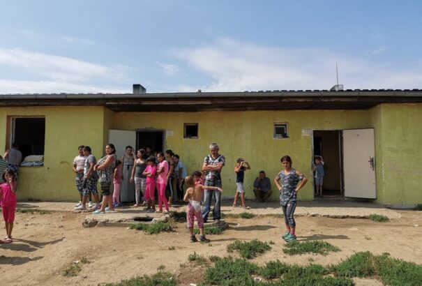 A koronavírusos roma azzal bizniszelt, hogy embereket hordott haza külföldről. Felelőtlensége miatt mintegy százan kerültek karanténba