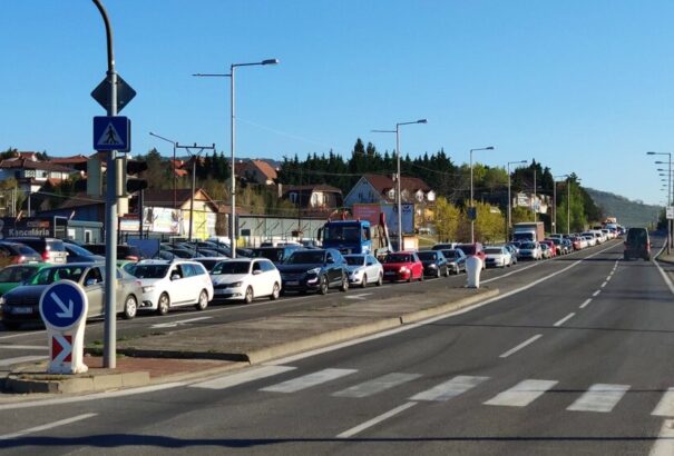 A járáshatárokon folyó ellenőrzések miatt hatalmas torlódások alakultak ki. Összeomlott a közlekedés