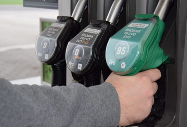 Tizenegy éve nem volt ilyen olcsó a benzin