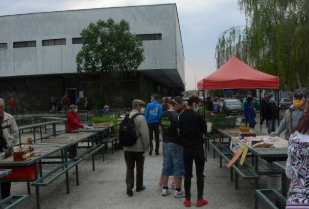 Újra megnyílt a losonci piac – Helyi körsétánk képekkel