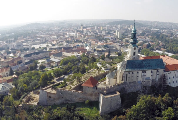 Nyitra városa összébb húzza a nadrágszíjat – millióktól esik el a járvány miatt