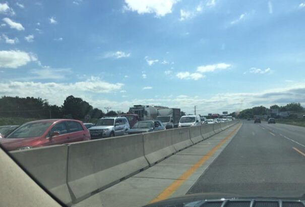 Dugók az utakon: A pozsonyiak „menekülnek” a kijárási tilalom elől – videó