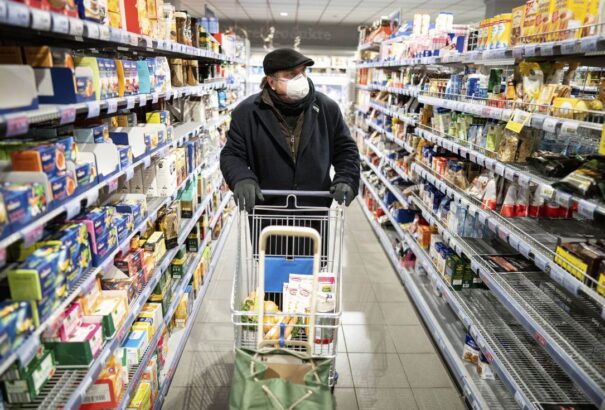 Az élelmiszerláncok meghosszabbított nyitva tartással várják a vásárlókat csütörtökön és szombaton