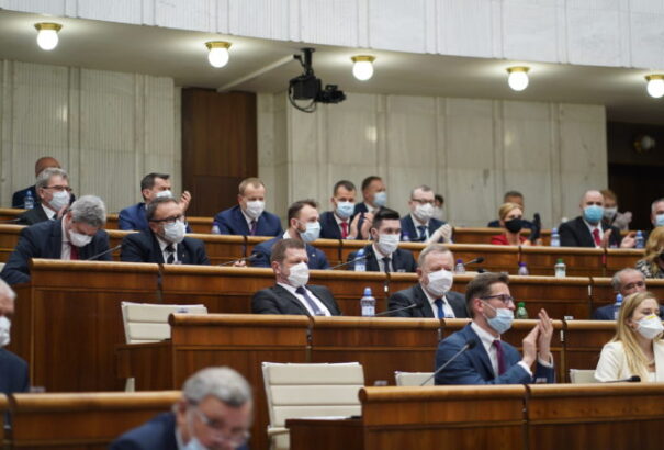 Ha a képviselők körében is megjelenne a koronavírus, a tiszti főorvos kezébe kerül a parlament sorsa