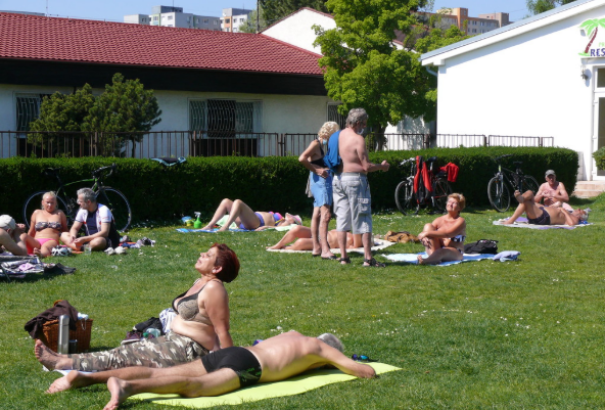 Így néz ki a húsvéti mozgáskorlátozás a gyakorlatban: a pozsonyi nyugdíjasok szájmaszk nélkül csoportosan sütkéreznek