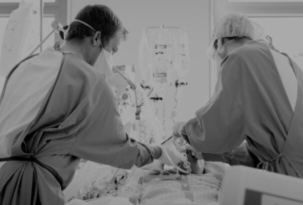 Koronavírus: A tegnapi csaknem háromezer teszt rekordmennyiségű pozitív eredményt hozott. Ketten meghaltak