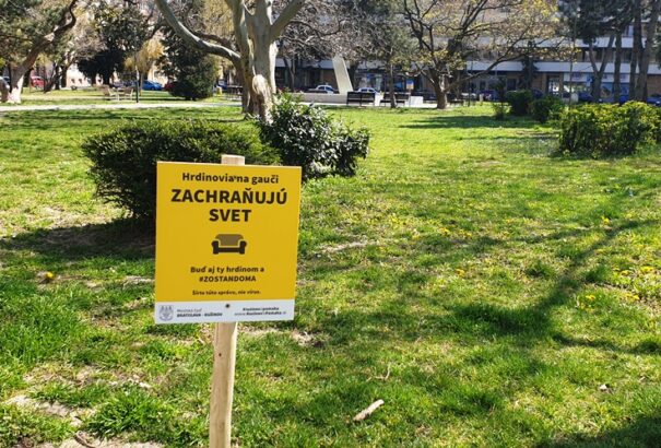 Pozsony már készül az újabb szigorításokra – már a parkokba, zöldövezetekbe is tájékoztató táblákat szereltek