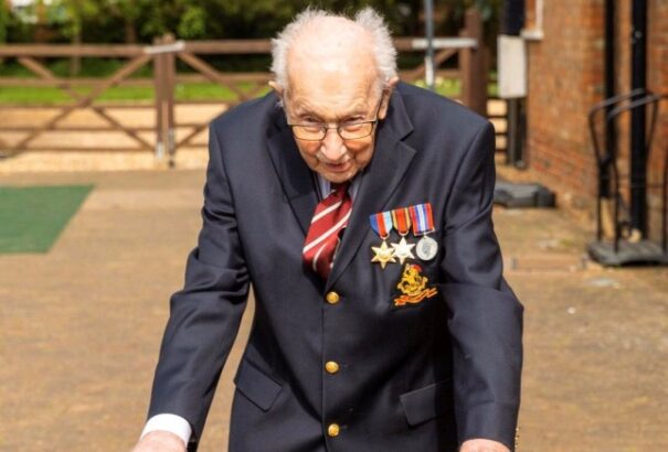 Felköszöntötték a 30 millió fontot gyűjtő 100 éves veteránt