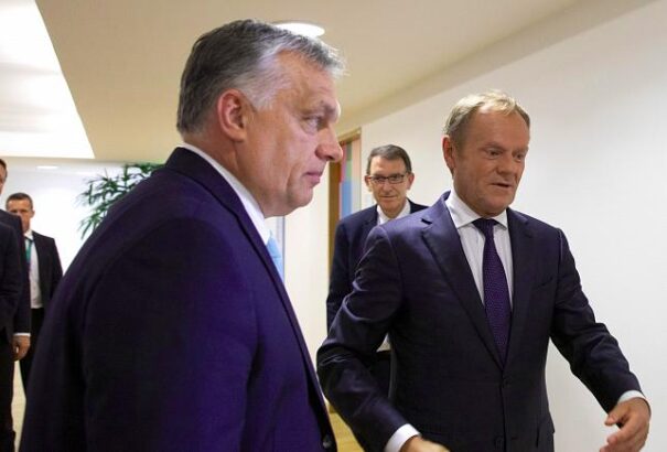 Tusk közvetve azt mondta, hogy Trump, Orbán és Kaczynsky olyan, mint a koronavírus