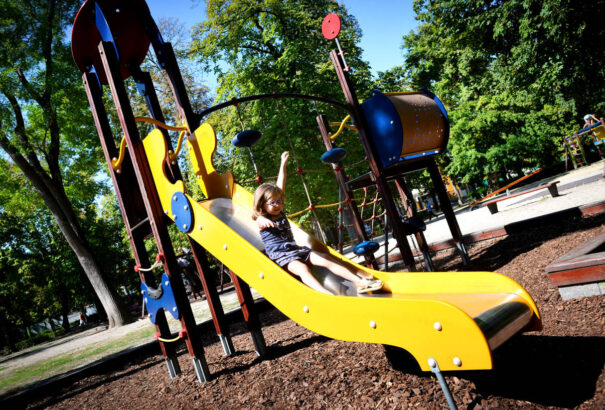 A gyerekek ismét igénybe vehetik a játszótereket, de csak szigorú higiéniai szabályok betartásával