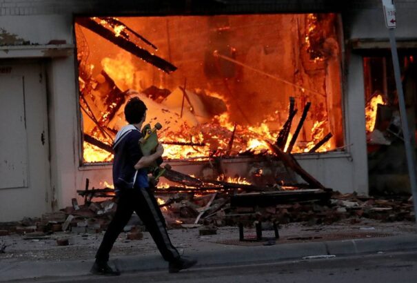 Minneapolisban eluralkodott az erőszak a rendőrségi intézkedést követően meghalt fekete férfi miatt