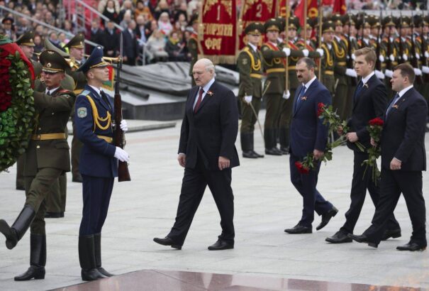 Koronavírus – Lukasenka nem halasztja el a győzelem napi parádét