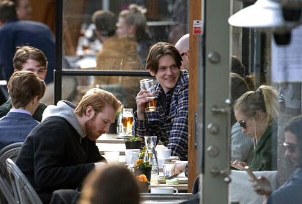 Azt hitték, halhatatlanok – tévedtek. Elbukott a koronavírus elleni harc svéd modellje