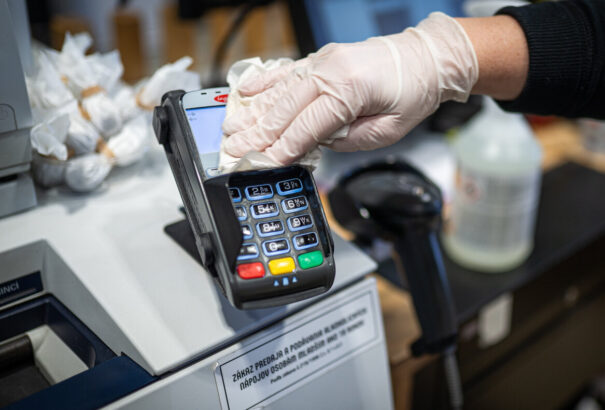 Mióta az érintésmentes fizetés felső határa 50 euró lett, az átlagos kiadások összeg 20 euró fölé emelkedett