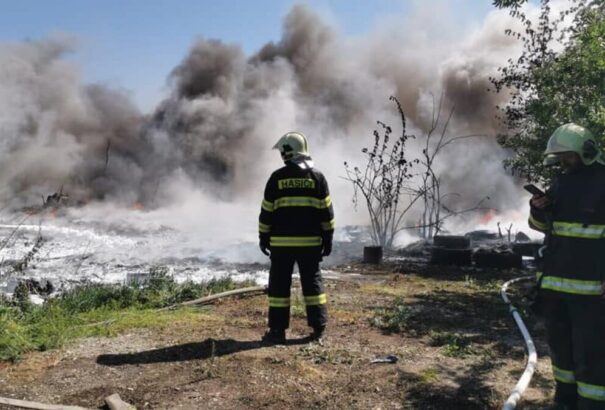 Lángol az izsai szeméttelep, mintegy 30 tűzoltó küzd a lángokkal