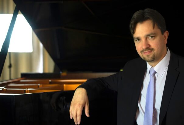 A nyárasdi Bacsó Mátyás szívből énekel, örömmel zenél Angliában, és járványidőszakban „zeneszerző maratont” tart – (Nagyinterjú)