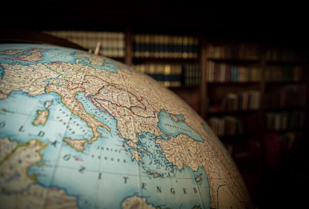 Ludovic Orban román kormányfő beszólt Orbán Viktornak a Nagy-Magyarországot ábrázoló glóbusza miatt