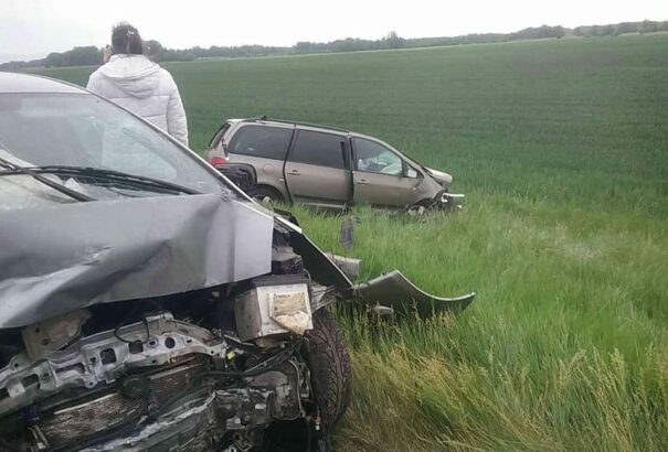 Kamionnal ütközött két személygépkocsi Komáromnál