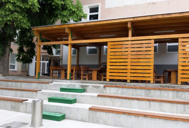 Gerendás Norbert fafaragó szobrai díszítik a komáromi Jókai Mór Alapiskola külső terét