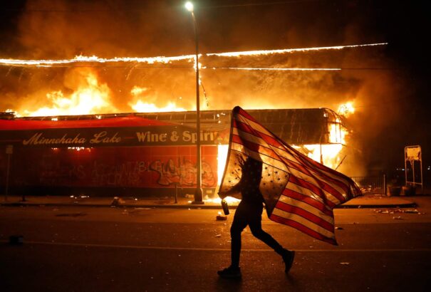 Egész Amerikában szétterjedtek a minnesotai lángok: rendőrök és tüntetők csaptak össze több nagyvárosban