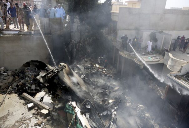 Pakisztáni légiszerencsétlenség: Lehetnek túlélők a gép utasai között is