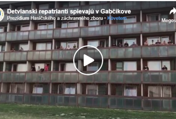 A bősi karanténközpont erkélyein énekeltek a gyetvai erdészeti munkások (videó)