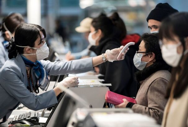 A koronaválság miatt drágák lesznek a repülőjegyek, a beszállás pedig órákat vehet igénybe