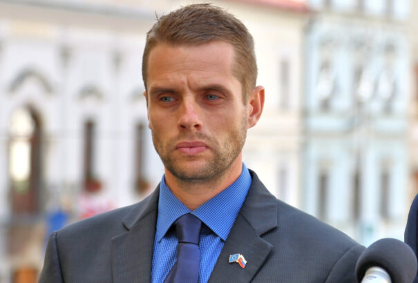 Piros lapot kapott a hungarofób Martin Klus (SaS) az MKP megyei képviselőitől. Kivonulás és bojkott az államtitkárt korábbi soviniszta szavai miatt