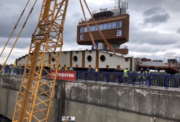 Darabonként érkeznek a bősi vízerőmű jobboldali zsilipkamrájának hatalmas acélkapui