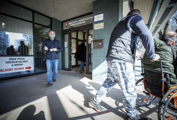 Újabb egy hónappal tolják ki a munkanélküli segélyek folyósítását