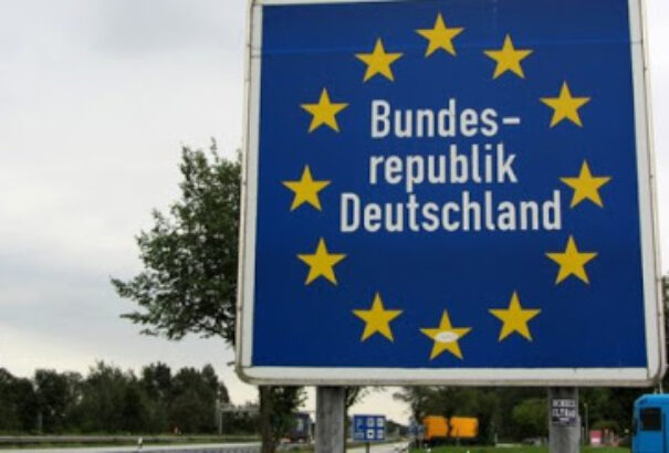 A németek is enyhítenek, de a határellenőrzéseket május közepéig meghosszabbítják