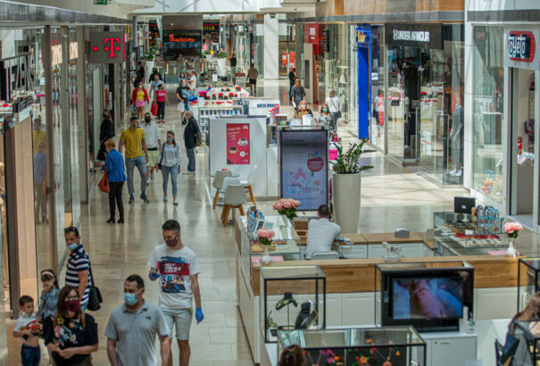 Mától önkéntes alapon működik a kinti szájmaszkviselet. A mozikban újra egymás mellett ülhetünk és popcornozhatunk