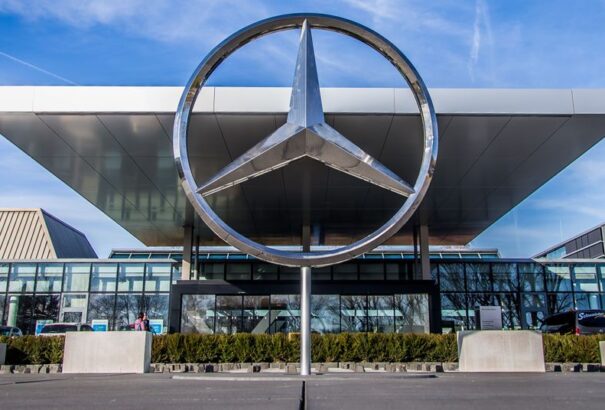 Szájmaszk-gyártásba kezdett a Mercedes-Benz autógyár