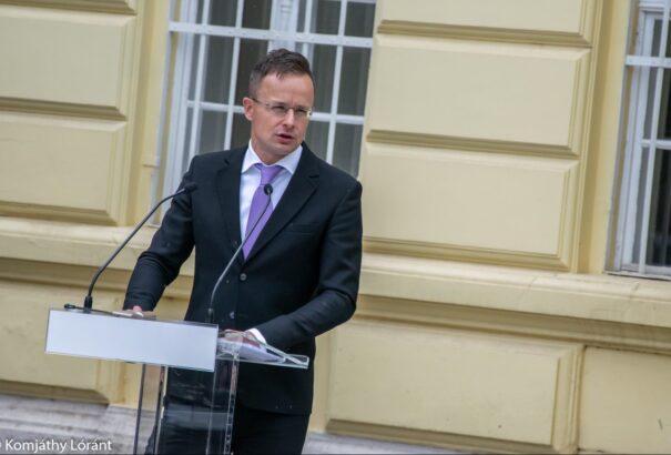 Szijjártó: Kedd reggel 6 órától újra üzemel az esztergomi teherkomp