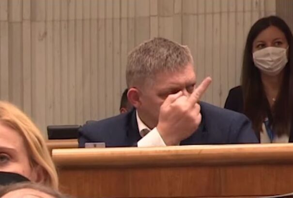 Fico csontrészeg volt a parlamentben és mutogatott  – Videó