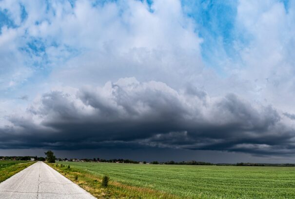 Zivatarokra és viharos szélre figyelmeztetnek a meteorológusok