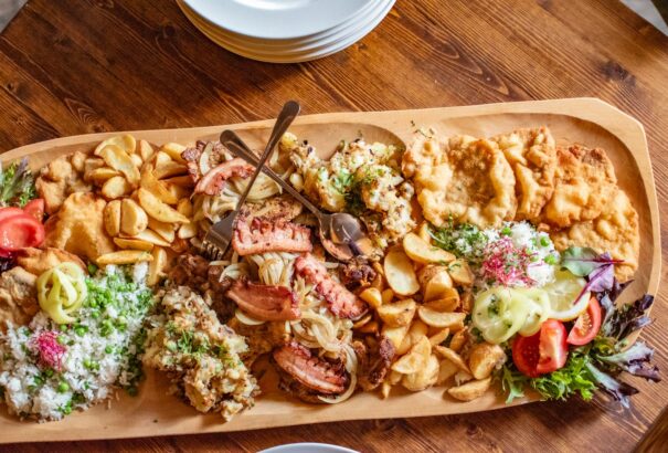 Júliustól torkos csütörtökkel várja vendégeit Csallóköz egyik legnépszerűbb étterme, a nyékvárkonyi Aranykárász magyar csárda