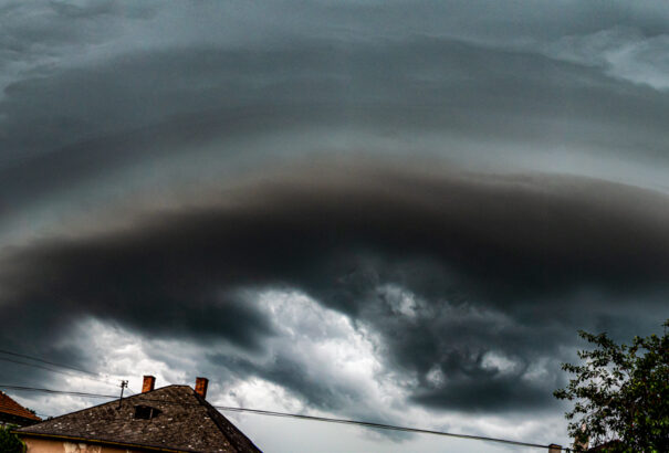Viharzóna: Másodfokú figyelmeztetés van érvényben az ország keleti felében