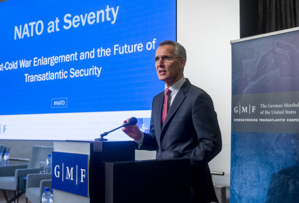 Stoltenberg: a NATO-nak katonailag erősnek, politikailag egységesebbnek kell lennie