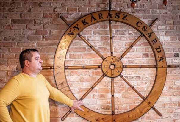 Újranyit a nyékvárkonyi Aranykárász. Az új magyar csárda merész ambíciókkal indul a régióban