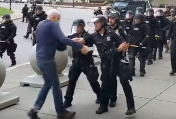 Amerikai tüntetéshullám: Egy egész rendőri egység felmondott kollégái védelmében