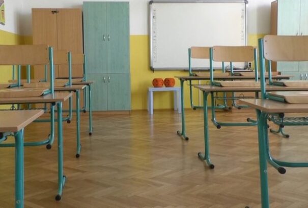 Csacán ki se nyitották az iskolákat már be is zárták az új koronavírus-fertőzöttek miatt