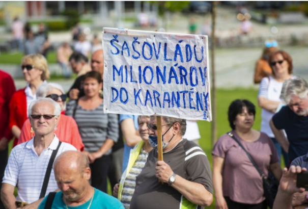 Matovič távozását követelte néhány tucat ember a Kormányhivatal előtt