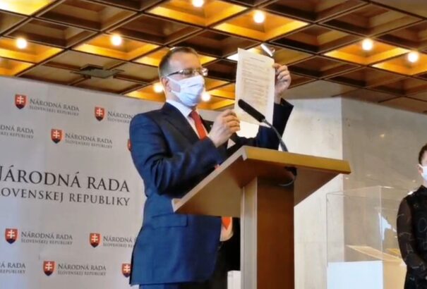 Kollár tagadja, hogy diplomamunkája plágium lenne. Elutasítja a politikai felelősségvállalást