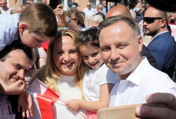Lengyel elnökválasztás: A hagyományos családmodell védelmét ígérte Andrzej Duda elnök