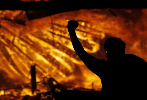 Két hete lángolnak az amerikai utcák – Feloszlatják a minnieapolisi rendőrséget