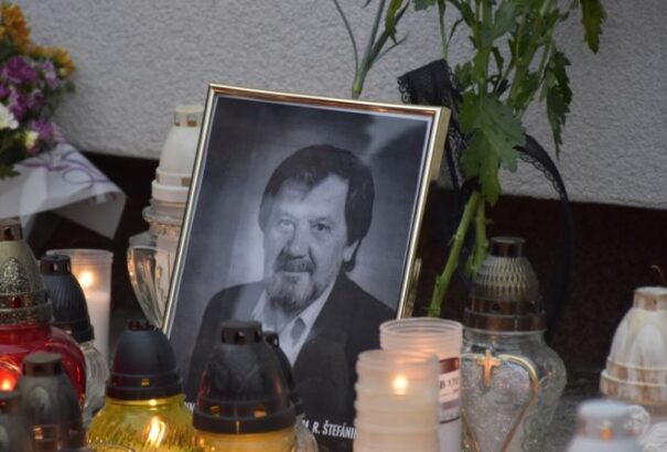 Ruttkai késelés: Gyertyagyújtással emlékeztek a diákjait védő igazgatóhelyettesre