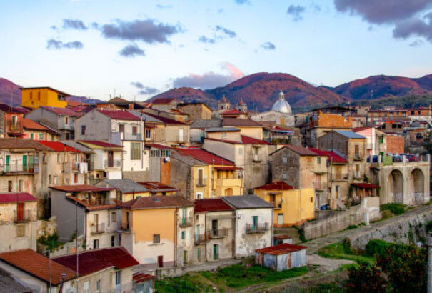 Egy euróért kínál házakat egy mesés covid-free kalábriai kisváros